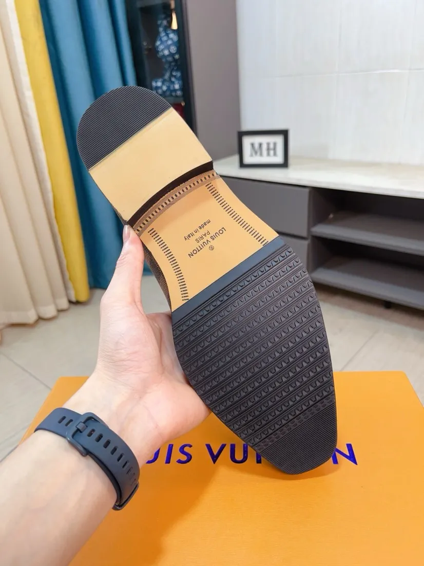 Ex-factory price 720🌹🌹High version [LV] Louis Vuitton's popular casual leather shoes🎖Fashionable and elegant🎖🎖Material: Original imported open-edge beaded cowhide, washed cowhide leather lining, original open-molded rubber outsole, high-end and classy, ​​elegant quality, instantly transforming into a handsome man ❤❤Standard\nNumber: 38-44